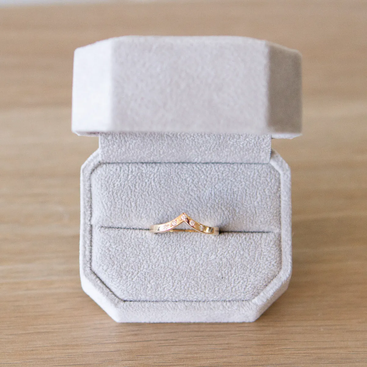 Pinnacles White Diamond Peaked Band