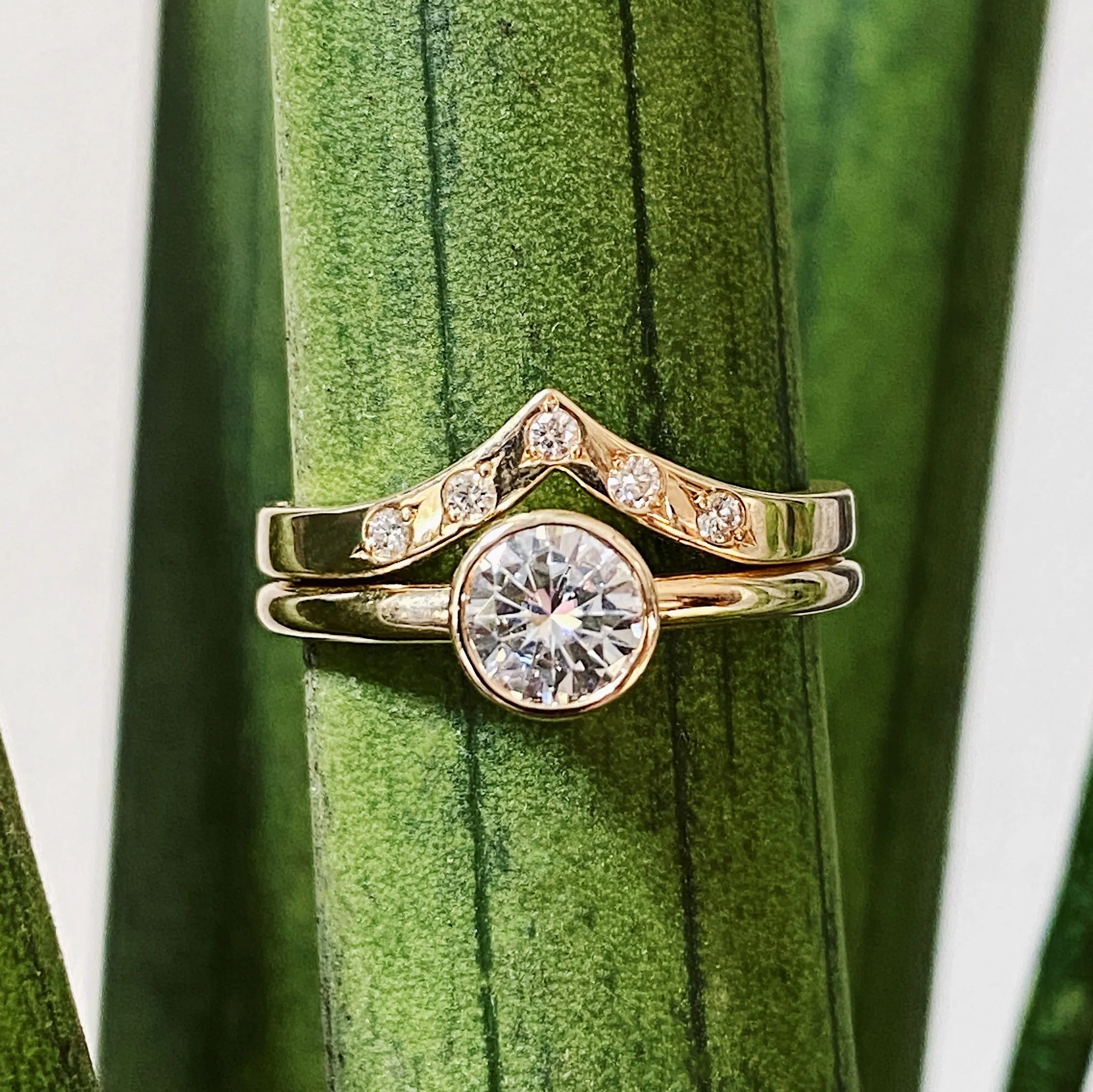 Pinnacles White Diamond Peaked Band